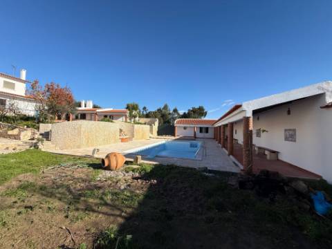 Moradia individual com anexos, piscina, armazéns e terreno - Landal