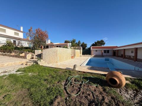 Moradia individual com anexos, piscina, armazéns e terreno - Landal