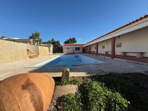 Moradia individual com anexos, piscina, armazéns e terreno - Landal