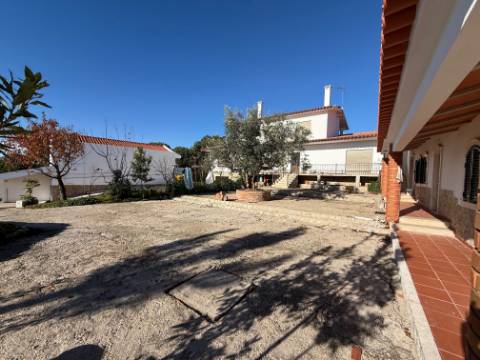 Moradia individual com anexos, piscina, armazéns e terreno - Landal