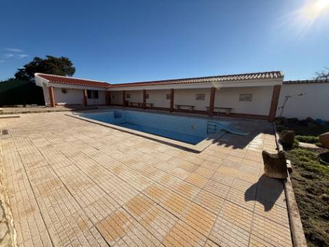 Moradia individual com anexos, piscina, armazéns e terreno - Landal