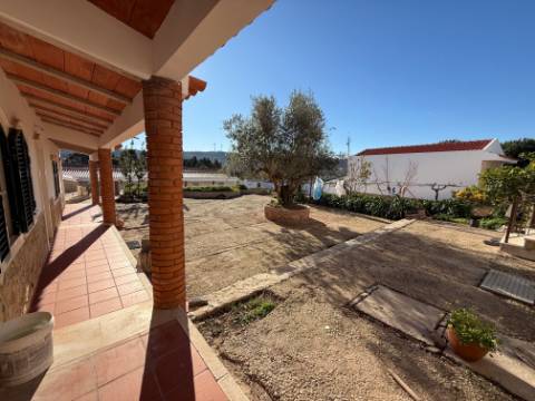 Moradia individual com anexos, piscina, armazéns e terreno - Landal