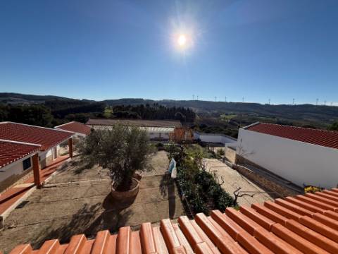 Moradia individual com anexos, piscina, armazéns e terreno - Landal