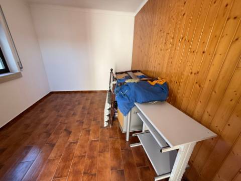 Moradia individual com anexos, piscina, armazéns e terreno - Landal