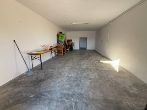 Moradia individual com anexos, piscina, armazéns e terreno - Landal