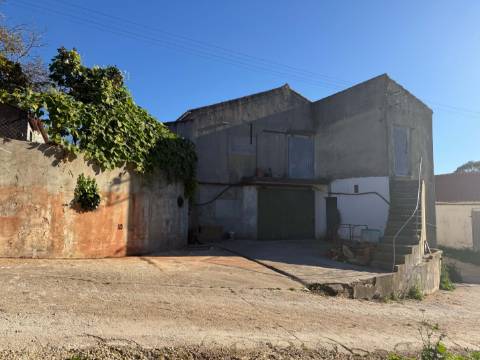 Moradia individual com anexos, piscina, armazéns e terreno - Landal