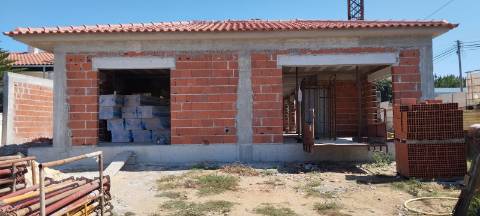 Moradia T3 - Térrea com piscina e jardim