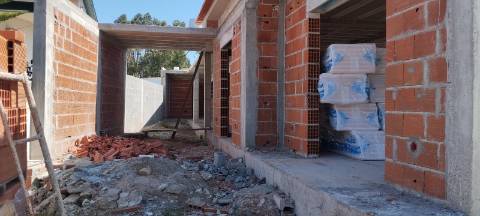 Moradia T3 - Térrea com piscina e jardim