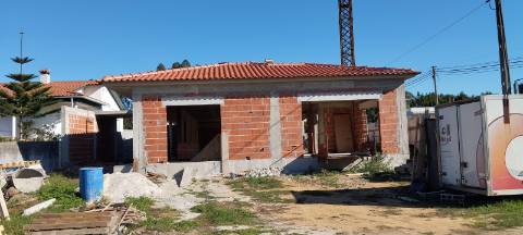 Moradia T3 - Térrea com piscina e jardim