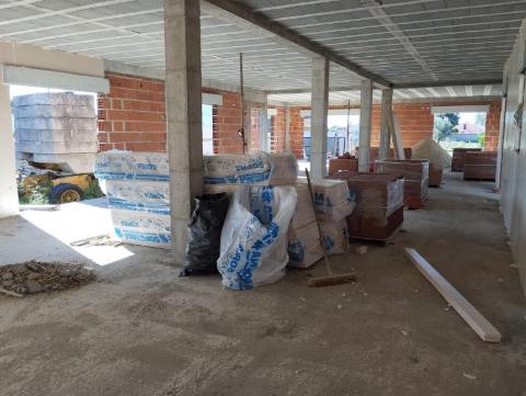 Moradia T3 - Térrea com piscina e jardim