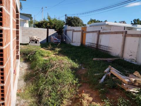 Moradia T3 - Térrea com piscina e jardim