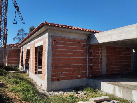 Moradia T3 - Térrea com piscina e jardim