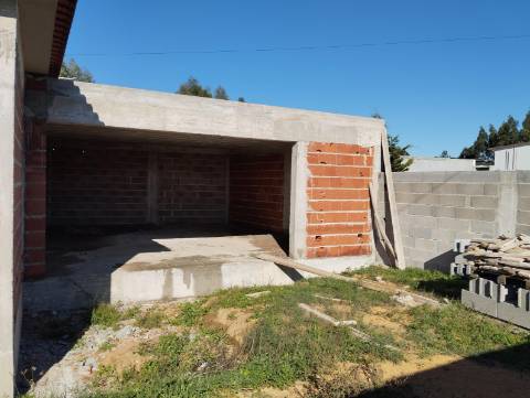 Moradia T3 - Térrea com piscina e jardim