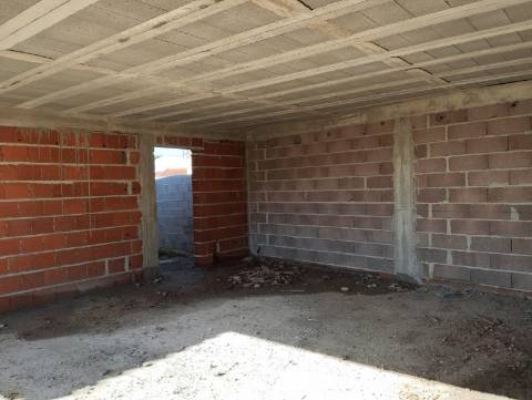 Moradia T3 - Térrea com piscina e jardim