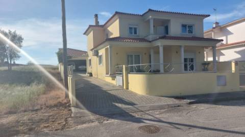 Excelente moradia individual T4 na zona calma da Ortigosa