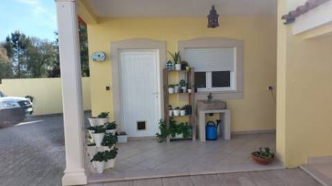 Excelente moradia individual T4 na zona calma da Ortigosa