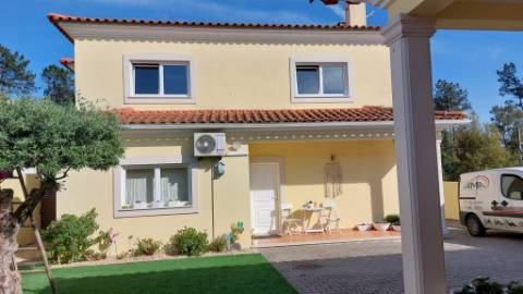 Excelente moradia individual T4 na zona calma da Ortigosa