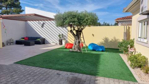 Excelente moradia individual T4 na zona calma da Ortigosa