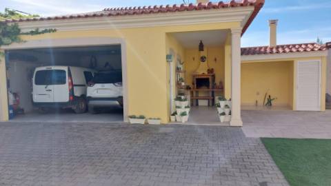 Excelente moradia individual T4 na zona calma da Ortigosa