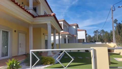 Excelente moradia individual T4 na zona calma da Ortigosa