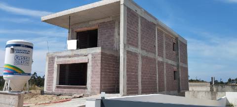 Moradia T4 de linhas modernas em fase de construção