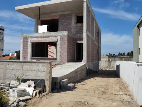 Moradia T4 de linhas modernas em fase de construção