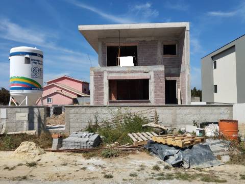 Moradia T4 de linhas modernas em fase de construção