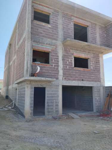 Moradia T4 de linhas modernas em fase de construção