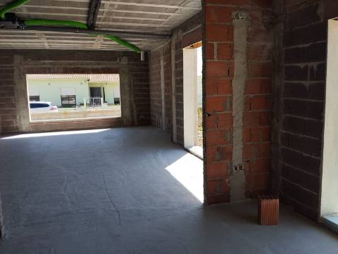 Moradia T4 de linhas modernas em fase de construção