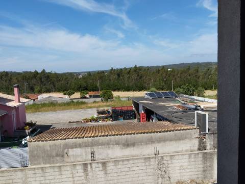 Moradia T4 de linhas modernas em fase de construção