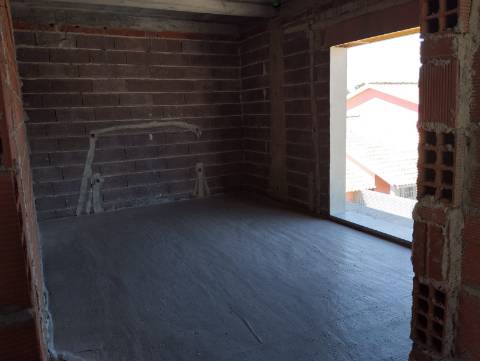 Moradia T4 de linhas modernas em fase de construção