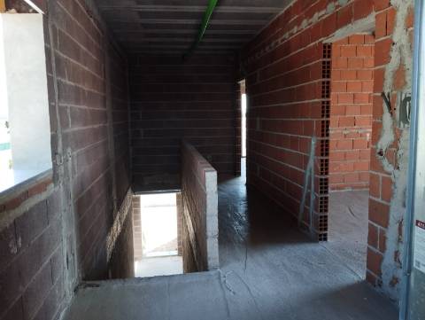 Moradia T4 de linhas modernas em fase de construção