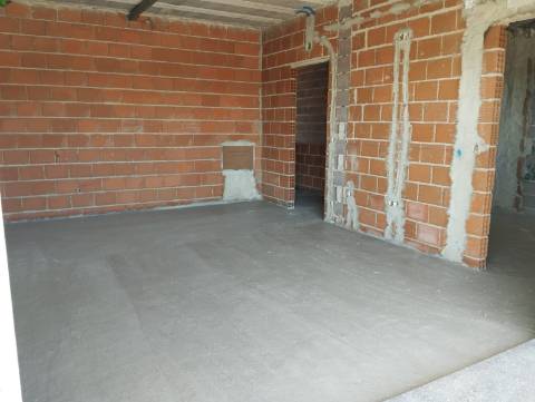 Moradia T4 de linhas modernas em fase de construção