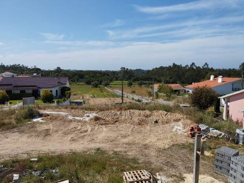 Moradia T4 de linhas modernas em fase de construção