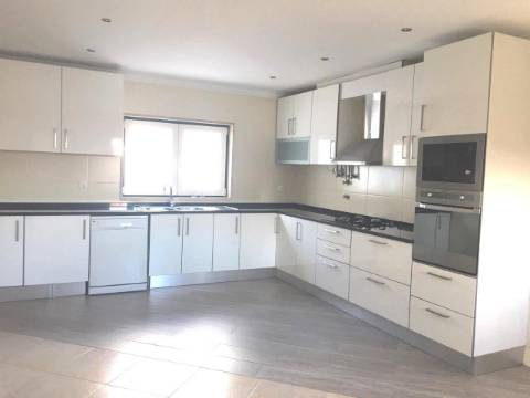 Moradia T4 com garagem e jardim - Salir do Porto, Costa da Prata