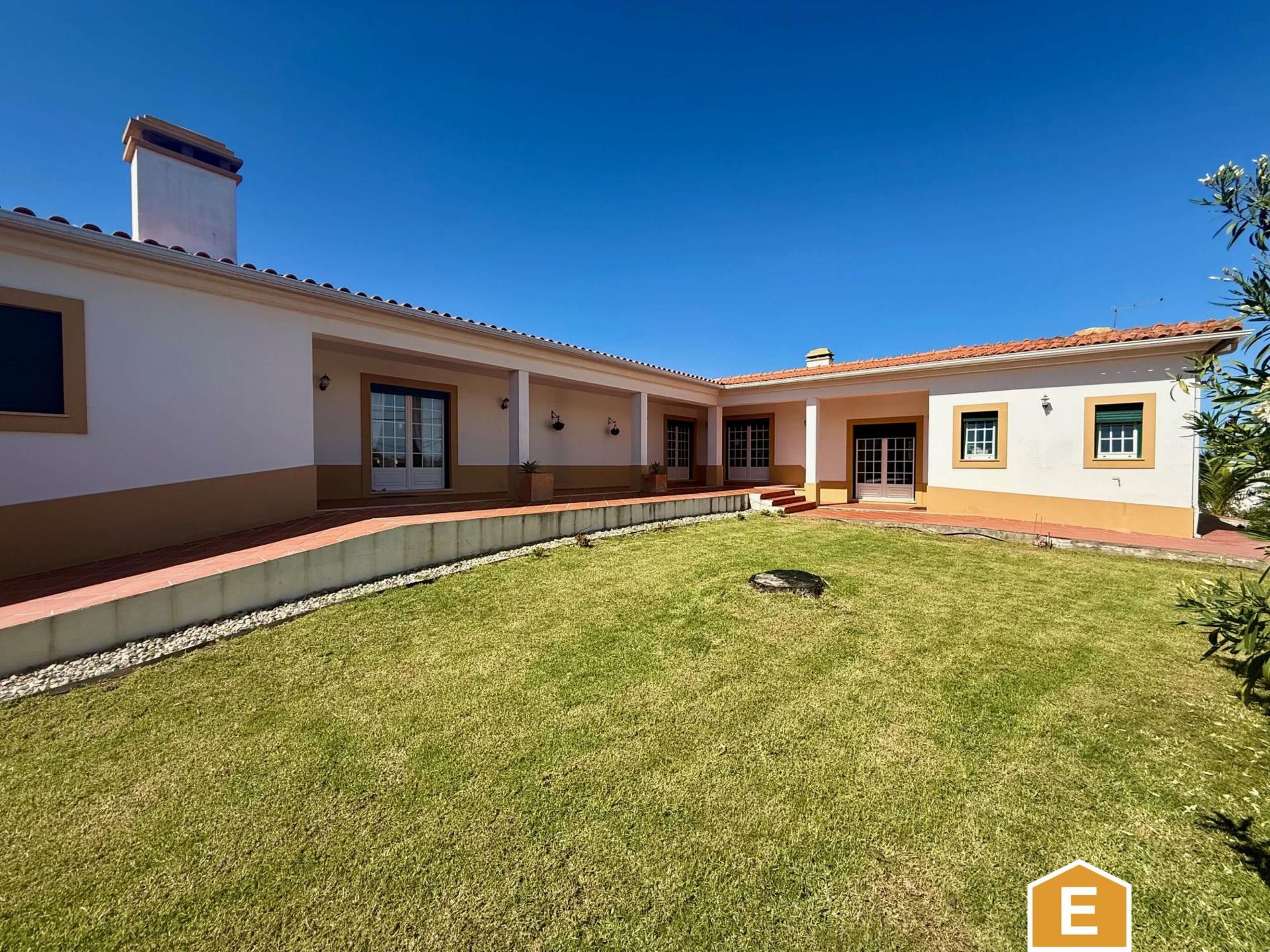 Moradia T4 com garagem, cave e jardim - a 5 minutos da Praia da Foz do Arelho