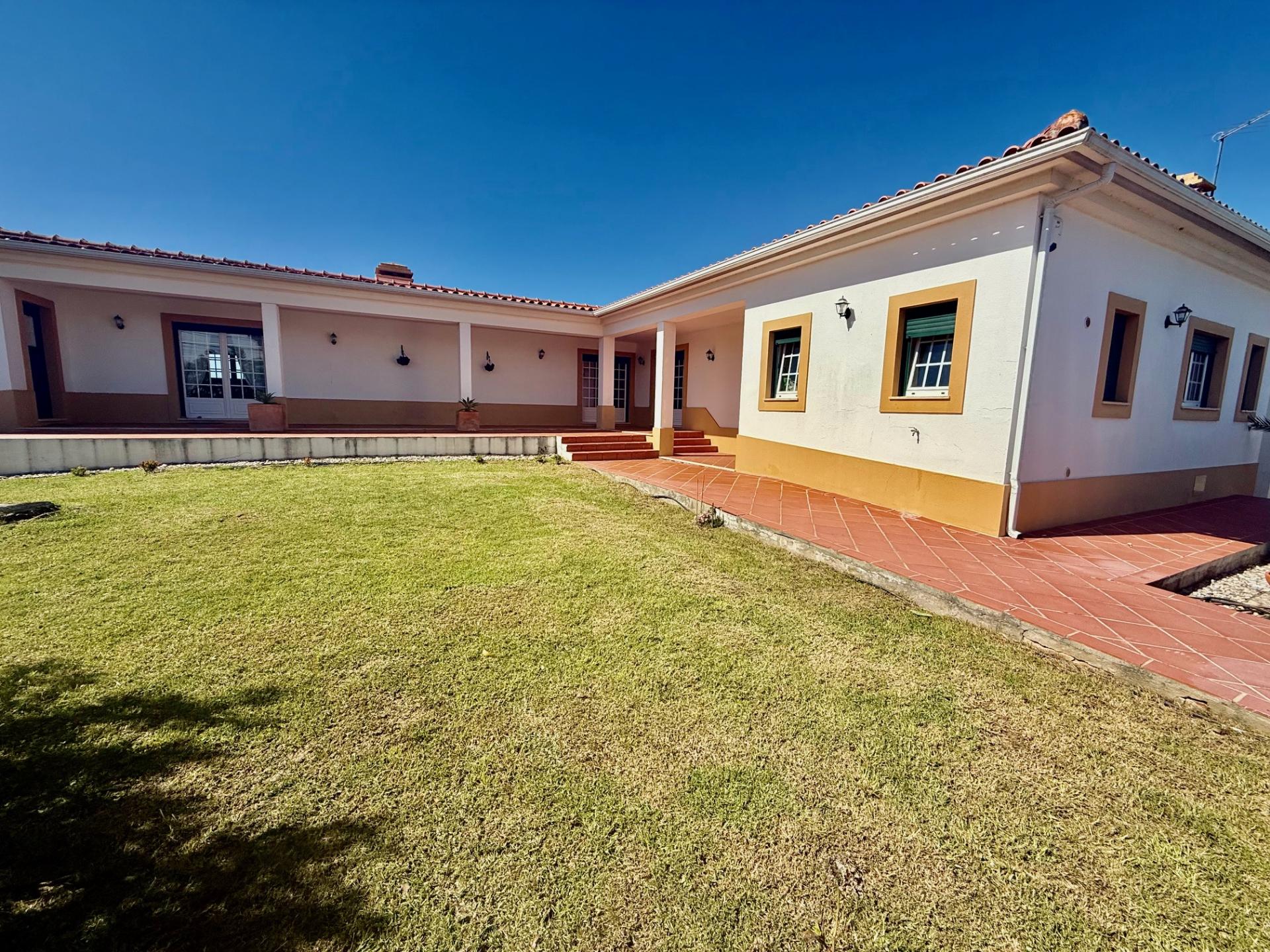 Moradia T4 com garagem, cave e jardim - a 5 minutos da Praia da Foz do Arelho