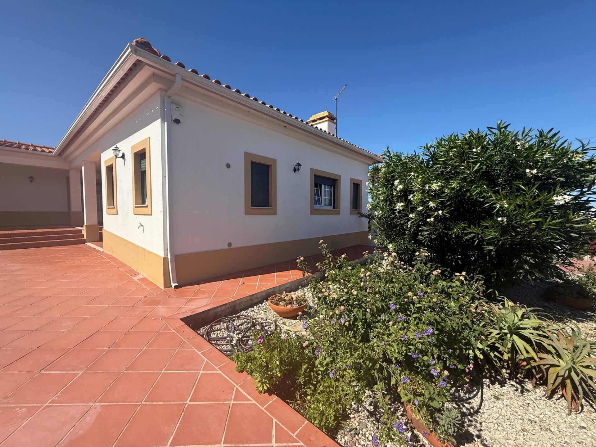 Moradia T4 com garagem, cave e jardim - a 5 minutos da Praia da Foz do Arelho