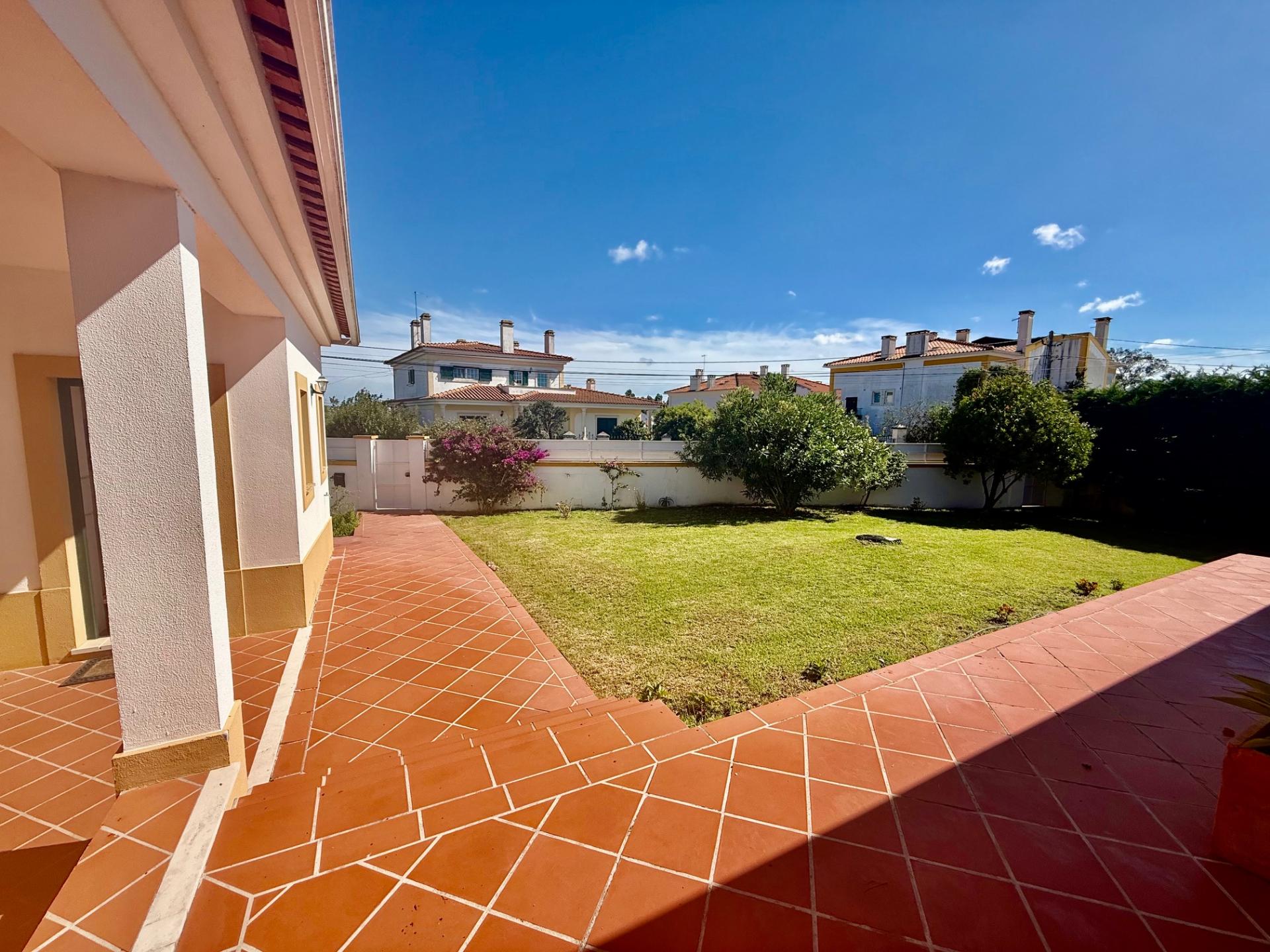 Moradia T4 com garagem, cave e jardim - a 5 minutos da Praia da Foz do Arelho