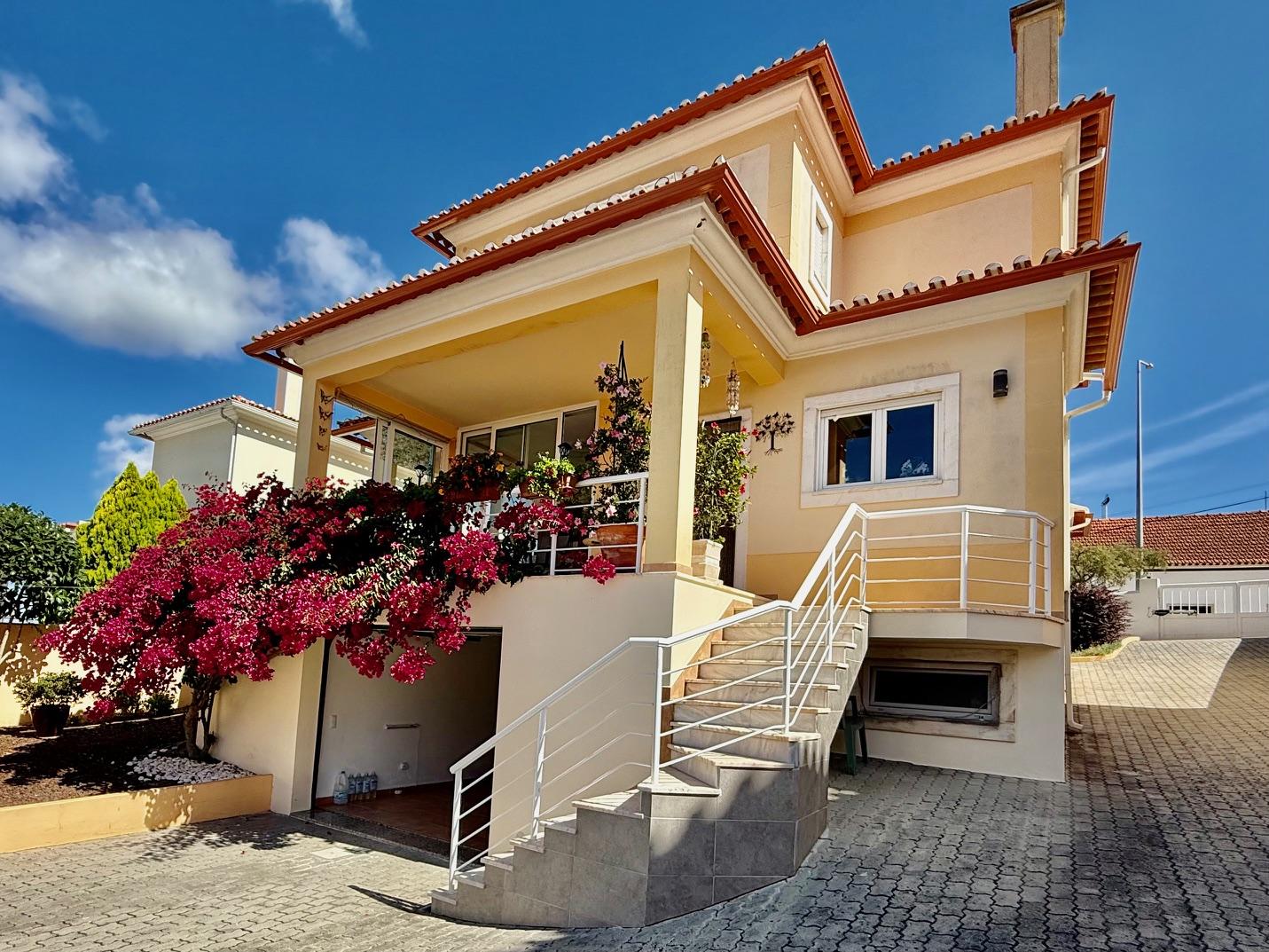 Moradia T3+1 com garagem, anexo e jardim a 3,5 kms de Óbidos - Costa da Prata
