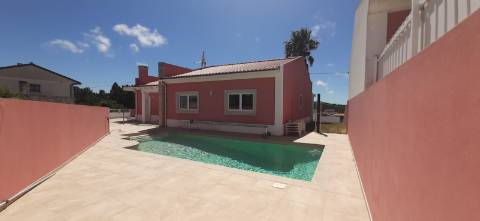 MORADIA TERREA DE 3 QUARTOS COM PISCINA PERTO DE CALDAS DA RAINHA