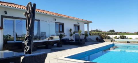 MAGNIFICA MORADIA DE 5 QUARTOS COM VISTAS SOBRE CAMPO E MAR