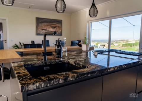 MAGNIFICA MORADIA DE 5 QUARTOS COM VISTAS SOBRE CAMPO E MAR