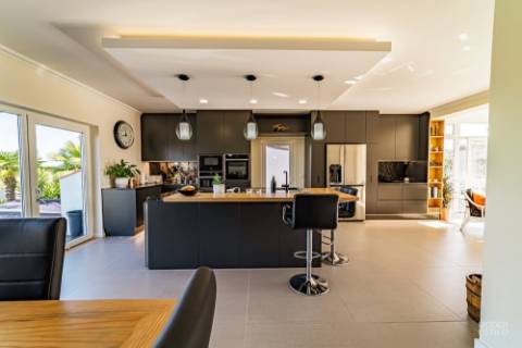 MAGNIFICA MORADIA DE 5 QUARTOS COM VISTAS SOBRE CAMPO E MAR