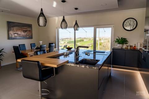 MAGNIFICA MORADIA DE 5 QUARTOS COM VISTAS SOBRE CAMPO E MAR