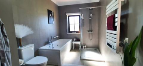 MAGNIFICA MORADIA DE 5 QUARTOS COM VISTAS SOBRE CAMPO E MAR