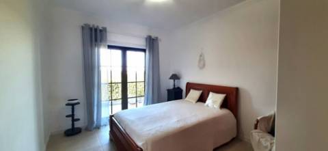 MAGNIFICA MORADIA DE 5 QUARTOS COM VISTAS SOBRE CAMPO E MAR