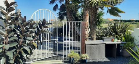 MAGNIFICA MORADIA DE 5 QUARTOS COM VISTAS SOBRE CAMPO E MAR