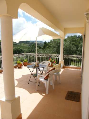 MORADIA TRADICIONAL PORTUGUESA COM PISCINA E VISTAS DESLUMBRANTES