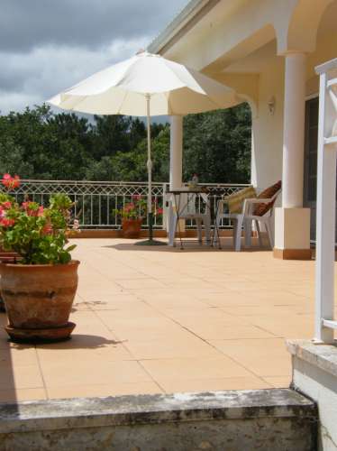 MORADIA TRADICIONAL PORTUGUESA COM PISCINA E VISTAS DESLUMBRANTES